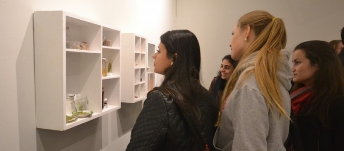 Exposi��o traz obras de egressas com foco na mem�ria e na natureza