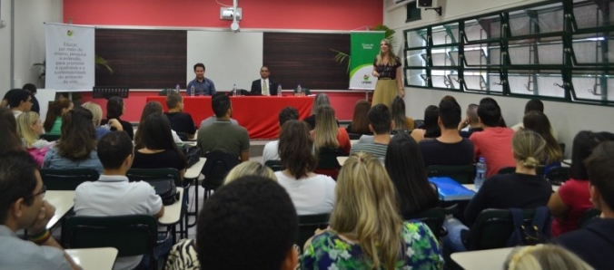 Ju�za de Crici�ma compartilha experi�ncias com alunos de Direito