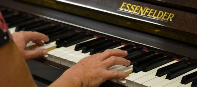 Artes Visuais recebe doao de um piano Essenfelder