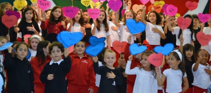 Alunos do Col�gio Unesc homenageiam as m�es