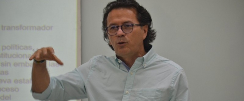 Professores e mestrandos debatem direitos humanos e sociedade com o professor doutor Rosembert Ariza Santamar�a