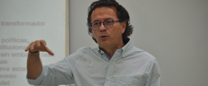 Professores e mestrandos debatem direitos humanos e sociedade com o professor doutor Rosembert Ariza Santamara