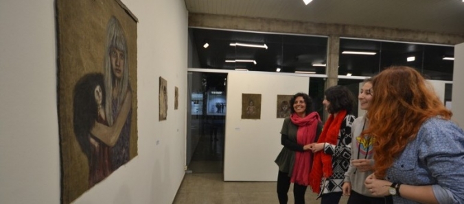 Artista Eug�nia Fran�a denuncia a viol�ncia infantil por meio de obras de arte