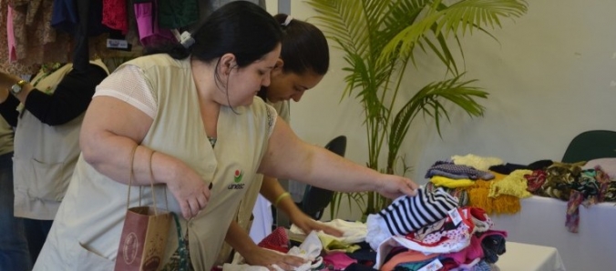 Bazar oferece roupas e acess�rios a pre�os baixos