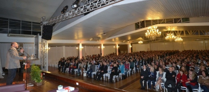 Clvis de Barros fala para 1,5 mil pessoas em evento dos cursos de Gesto da Unesc
