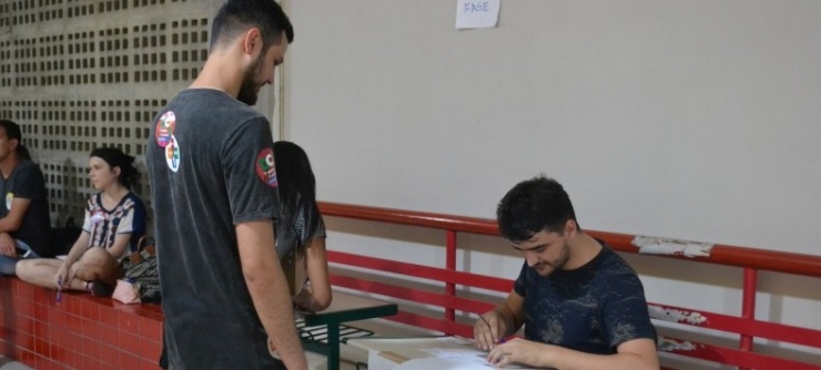 Acad�micos v�o �s urnas escolher diretoria do DCE