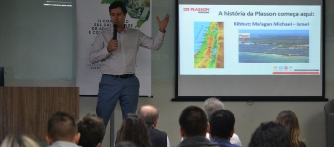 Empresrios e estudantes reunidos no Congresso de Administrao e Comrcio Exterior da Unesc