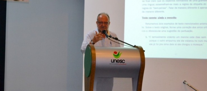Professor doutor e refer�ncia em Lingu�stica d� palestra na Universidade