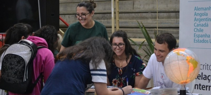 Alunos do Ensino M�dio embarcam em uma viagem pelas �reas do conhecimento