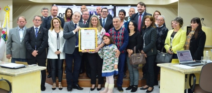 Egressa de Letras recebe Mo��o de Aplausos da C�mara de Vereadores de Crici�ma