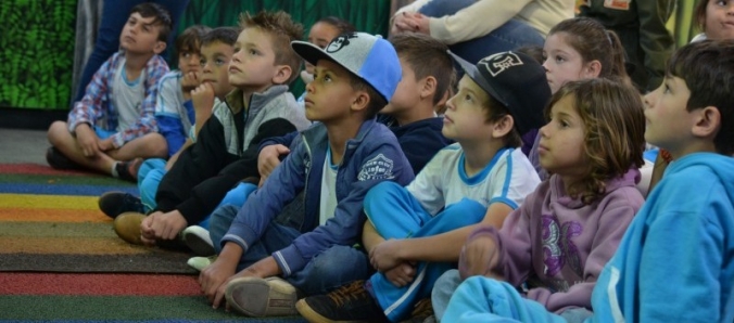 Crian�as mergulham no mundo encantado da conta��o de hist�ria