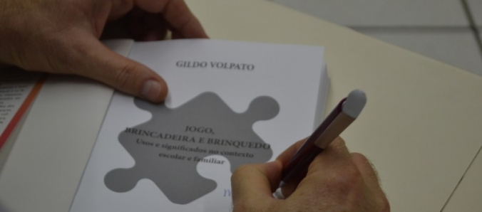 Reitor da Unesc lan�a segunda edi��o de livro sobre jogos no contexto escolar e familiar