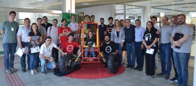 Ve�culo off-road projetado por alunos de Engenharia Mec�nica � apresentado ao p�blico