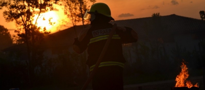 Simula��o de acidente a�reo no campus movimenta professores, alunos e comunidade