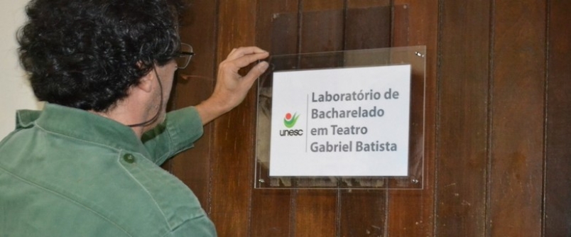 Curso de Teatro inaugura sala que leva nome do estudante Gabriel Batista de Souza