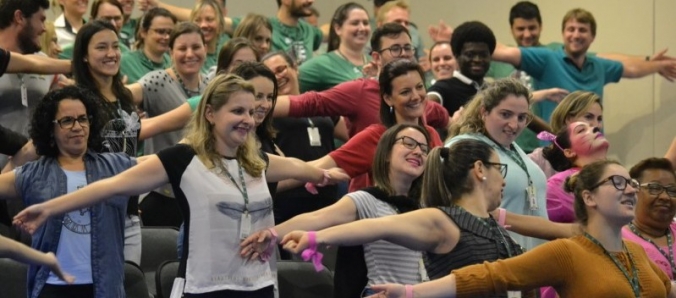 Sorrisos e divers�o marcam a abertura da Sipat