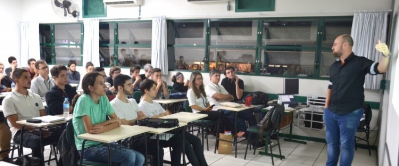 Acad�micos dialogam com profissional de Ci�ncia da Computa��o