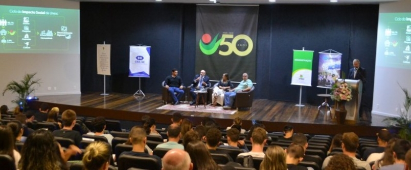 Alunos de 1� a 8� fase do curso de Administra��o participam de aula especial