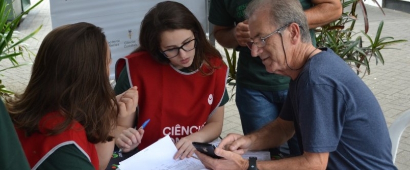 Imposto de Renda na Pra�a leva informa��o e solidariedade ao centro de Crici�ma