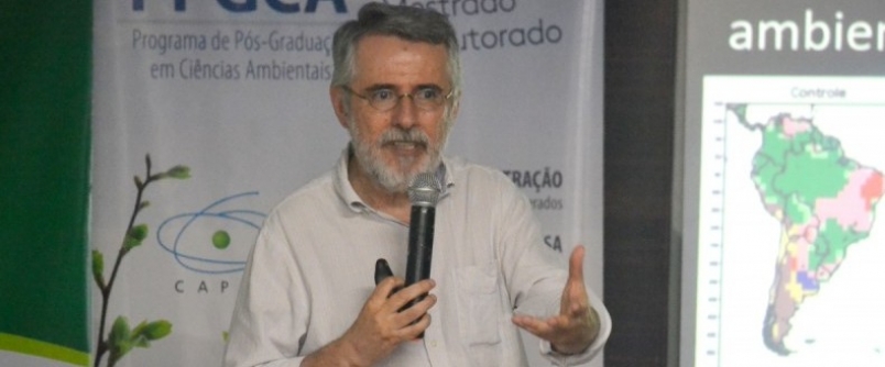 Comunidade acad�mica se re�ne para palestra de Luiz Marques