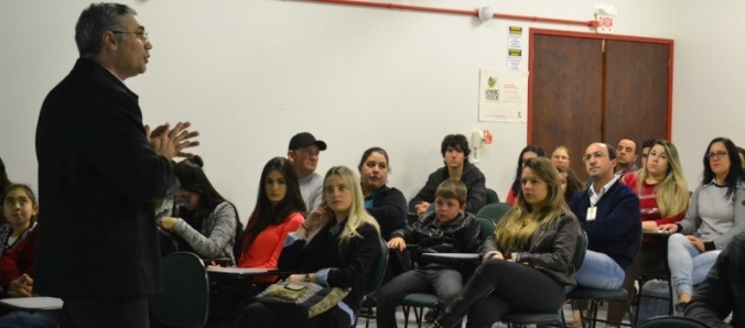 Contabilizando Fam�lia: Pais de calouros conhecem a Unesc e a profiss�o