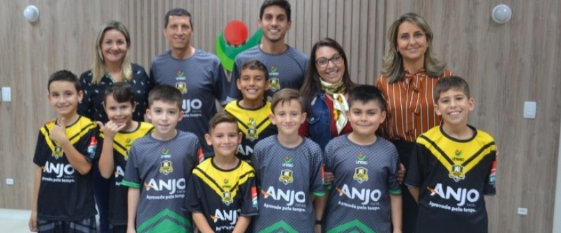 Crianas do projeto Anjos do Futsal apresentam uniformes  reitoria
