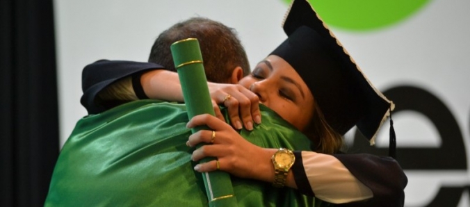 Alunos concluem a gradua��o e recebem certificado na Unesc