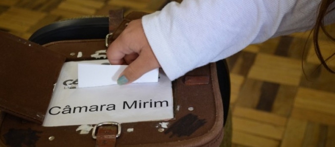 Cmara Mirim: Alunos comparecem s urnas e escolhem seus candidatos