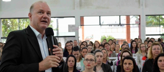 Reitor ministra palestra aos profissionais da Educa��o de Morro da Fuma�a