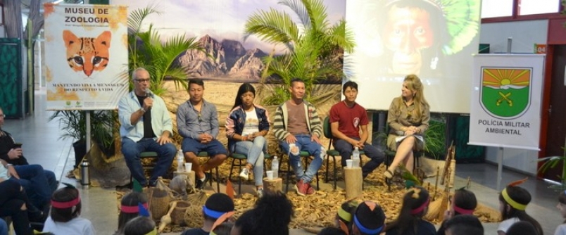 Representantes de aldeia indgena deixam mensagem de amor e igualdade na Unesc