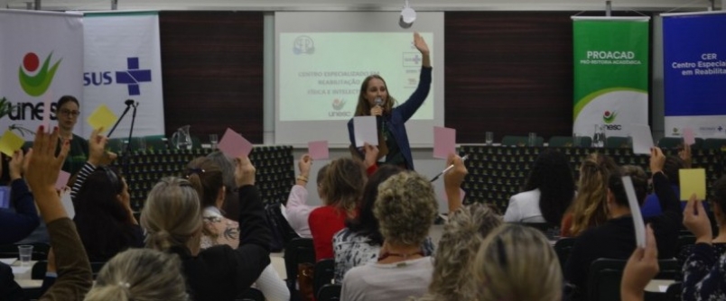 CER Unesc rene gestores e profissionais de sade em evento