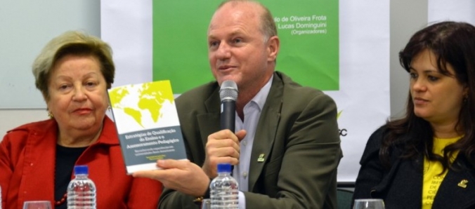 Ediunesc lan�a tr�s livros no segundo dia do Congresso Ibero-Americano