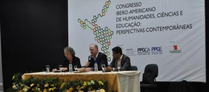 Mesa-redonda discute desafios da forma��o e valoriza��o de professores