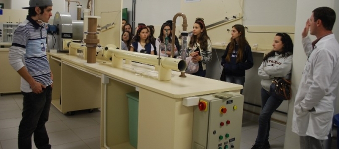 Estudantes conhecem laborat�rios durante a Feira das Profiss�es