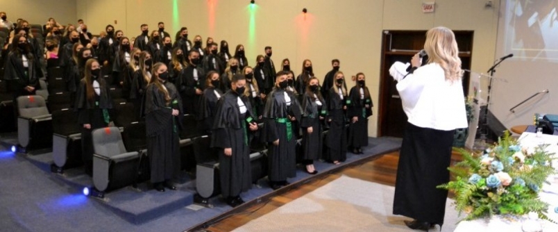 Unesc entrega  sociedade 41 novos cirurgies dentistas