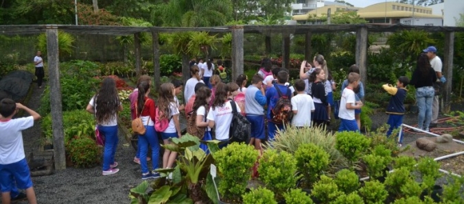 Estudantes de Cricima visitam Horto e trilhas da Unesc