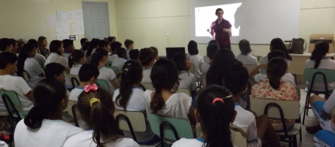 Professora do PPGE faz palestra sobre uso seguro das redes sociais
