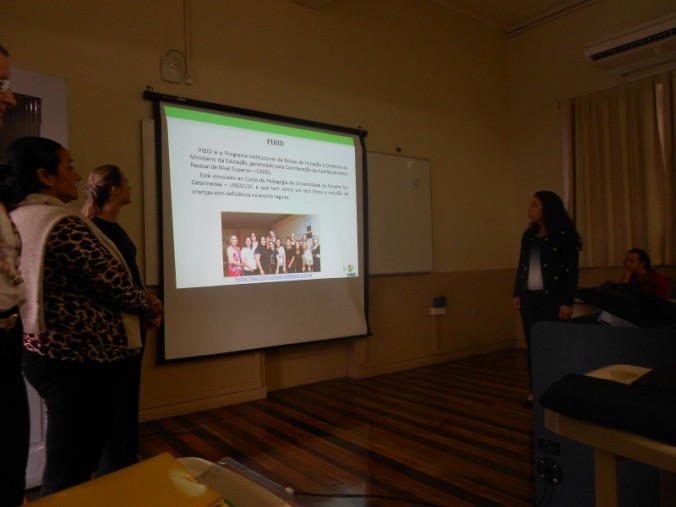 Acadmicas e professora do Curso de Pedagogia apresentam artigo no SIMFOP - Unisul.