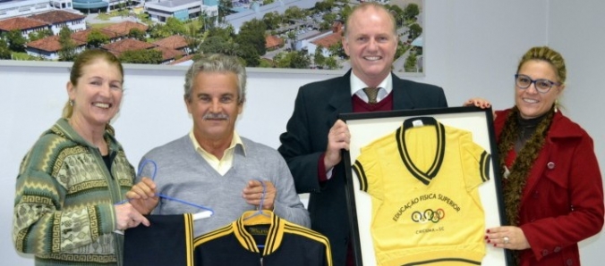 Egresso da primeira turma de Educa��o F�sica doa uniforme