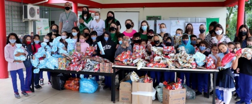 Escola de Pais & Filhos encerra o ano com ao social de Natal