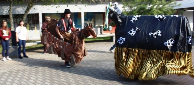 Estudantes de Bra�o do Norte conhecem o Boi de Mam�o da Unesc