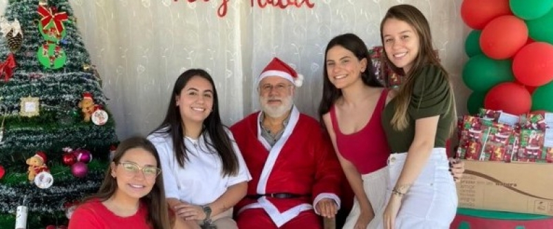 Solidariedade: Professores e acadmicos do Curso de Arquitetura e Urbanismo da Unesc entregam brinquedos para crianas