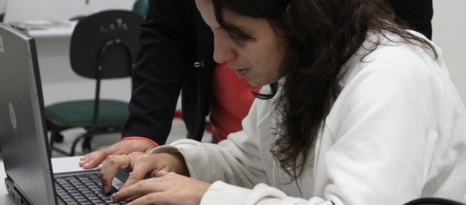 Notebook adaptado � entregue para aluna com defici�ncia visual