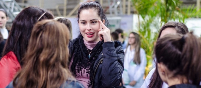 Para garantir os estudos, Feira apresenta possibilidades de bolsas