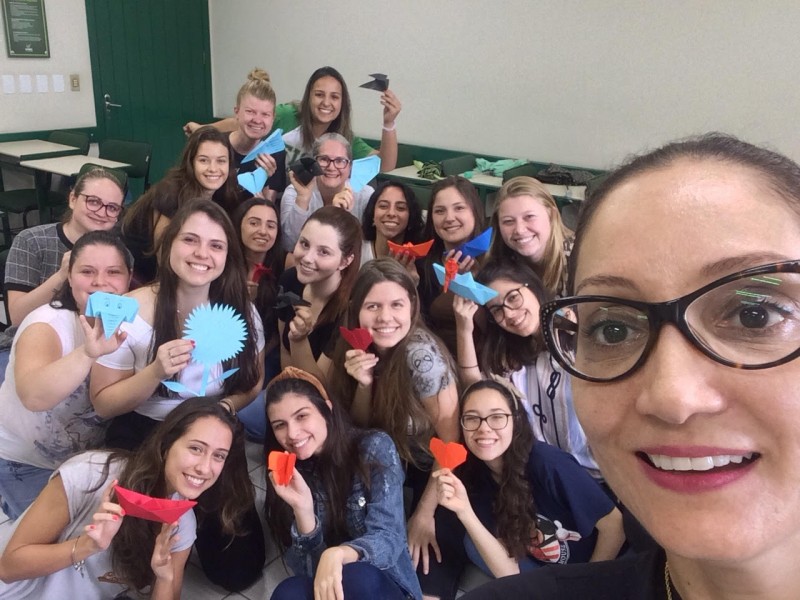 ACAD�MICAS FAZEM ORIGAMI NA DISCIPLINA DE FISIOTERAPIA NEUROFUNCIONAL I