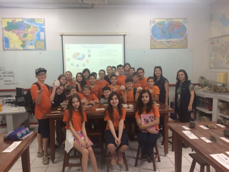 Laboratrio de Geocincias recebe visita do Sesi Escola, de Cricima