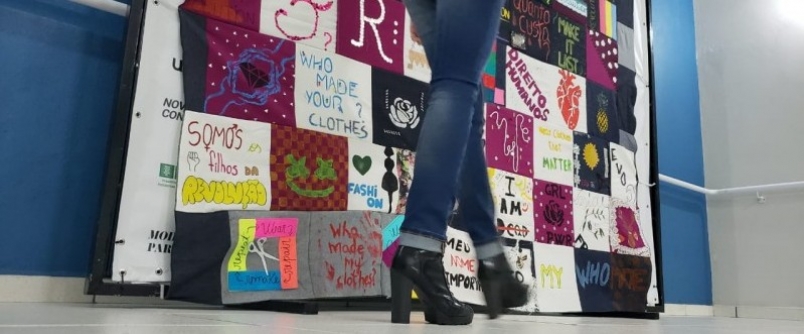 Fashion Revolution inicia com hasteamento de bandeira