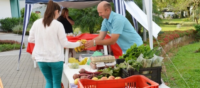 Feira Solid�ria leva o campo � Universidade