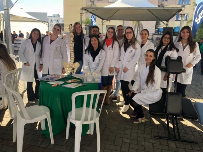 ACAD�MICOS DA FISIOTERAPIA PARTICIPAM DA A��O SOCIAL DO SESC