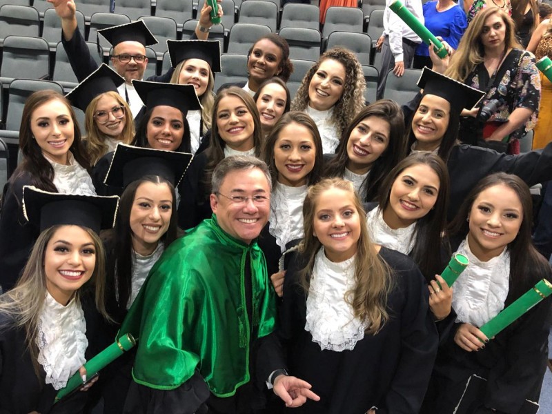 FISIOTERAPIA: ACAD�MICOS FAZEM COLA��O DE GRAU EM GABINETE